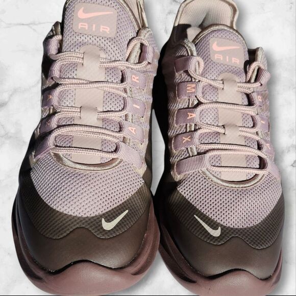 Size 8 - Nike Women's Air Max‎ Axis Plum Dust - Picture 2 of 11